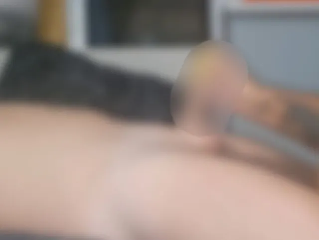 Tabu-Handjob mit Öl provozierte Beinkrämpfe beim Stiefsohn beim Orgasmus