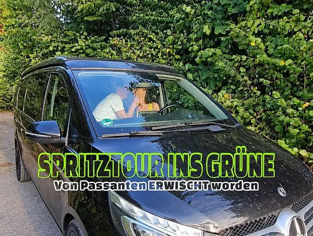 Vorschau aus MILF/Reife Frauen: Spritztour ins Grüne. Von Passanten erwischt worden