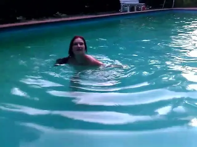 Sexy Schwimmen im privat Pool