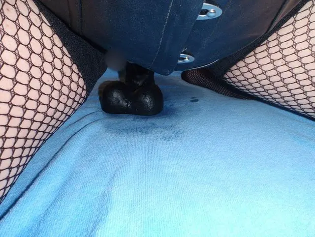 Zicken Pussy reitet großen schwarzrn Dildo bis sie squirtet