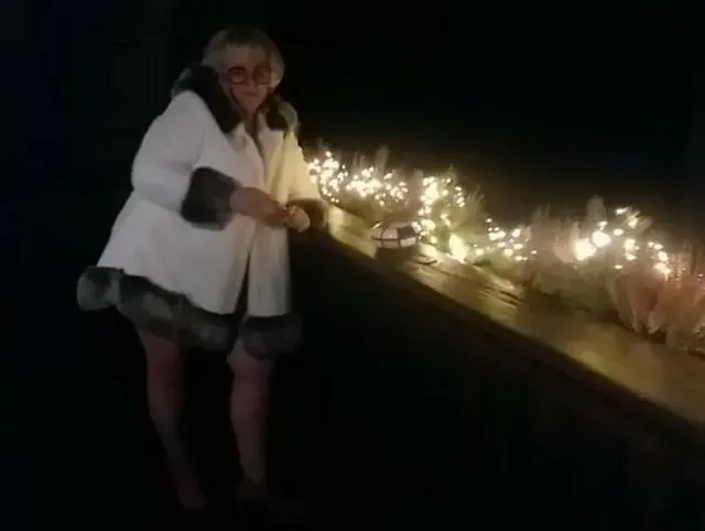 blanke haut und warme lichterkette