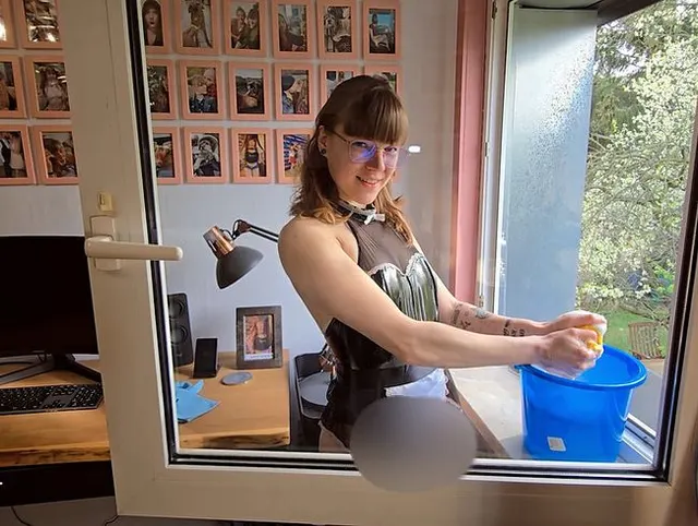 Freundin beim Schrubben mit Sperma befüllt !!
