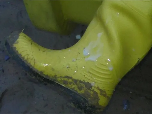 Sperma auf Gummistiefel