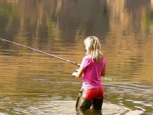 Angeln in Waders im Fluss