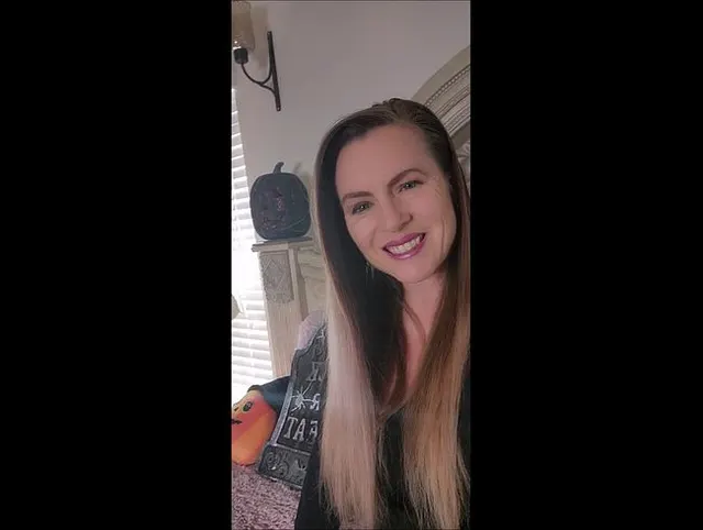 Vampir-MILF Nikki Halloween 2022 Dildo lutschen und mit Wichsanleitung ficken
