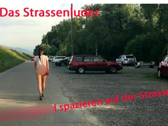 In der Öffentlichkeit , auf der Strasse beim Spazieren zeigt sie ihren geilen nackten Arsch