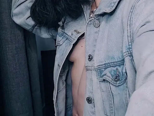 Natalie Carter Xxx Blaue Jeansjacke entblößt und posiert meine Muschi