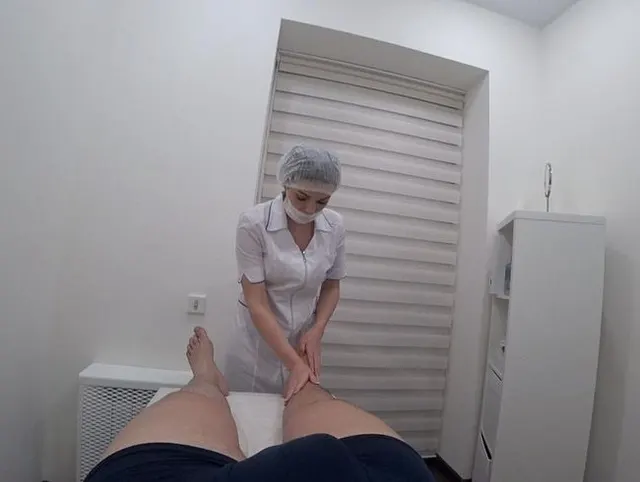 FUSSMASSAGE BEENDET MIT EINEM HEISSEN BLOWJOB VON EINER SCHÖNEN MASSEUSE