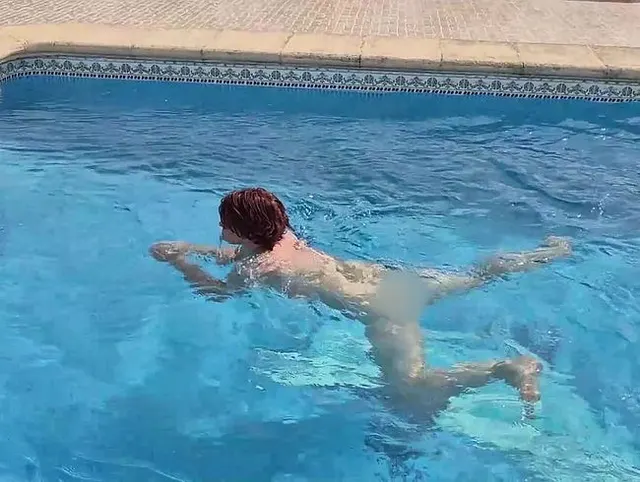 Blasen Reiten und Schlucken am Pool