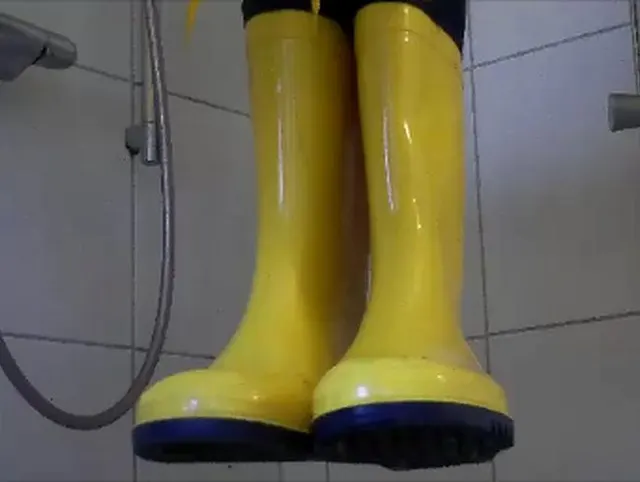 Geile Pisserei mit Gummistiefeln
