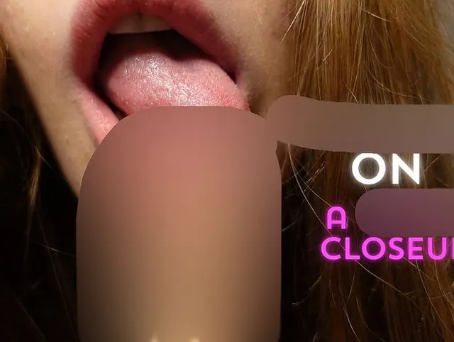 Blasjob an einem Dildo in Nahaufnahme