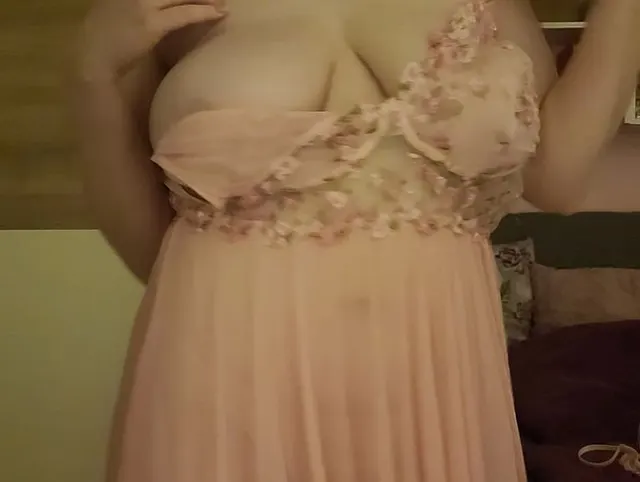 Ich ziehe mein Blümchen Dessous aus