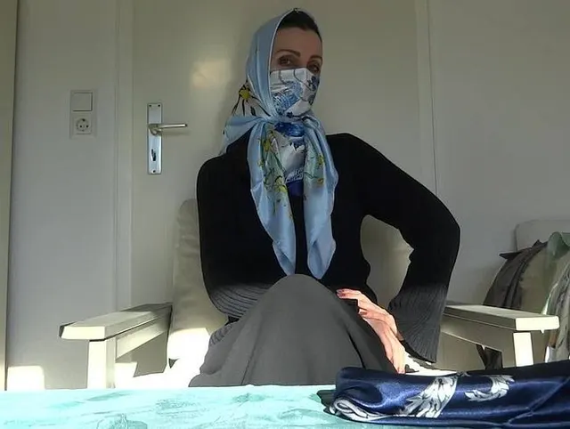 Anprobe von verschiedenen Tücher Masken mit Kopftuch