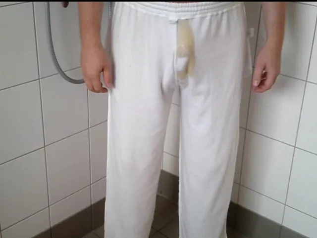 01 - Pissen in Weisser Jogginghose