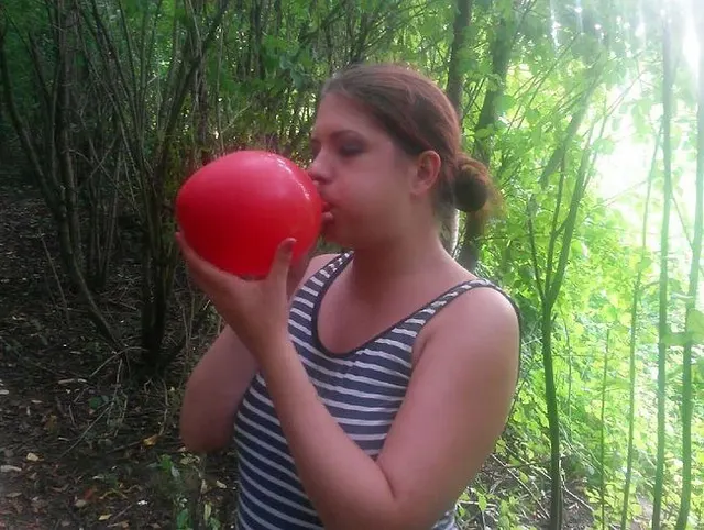 Looner Fetisch- Ballon aufblasen