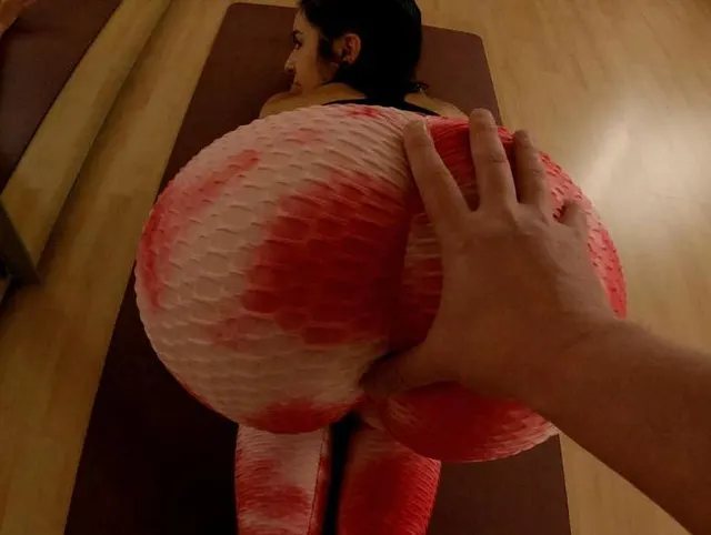 Tanzende Latina in pinker Yoga Hose kümmert sich um harten Schwanz - Neue Yoga Hose für Sexfilm ausp